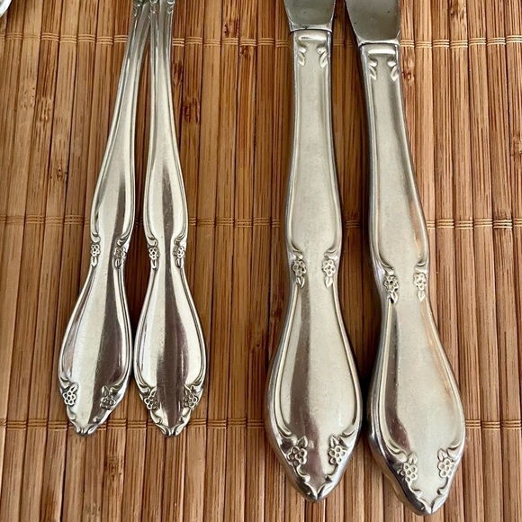 MCM Oneida USA 10-Piece Berkeley Square Victorian Rosette Stainless Flatware Set - Picture 2 of 5